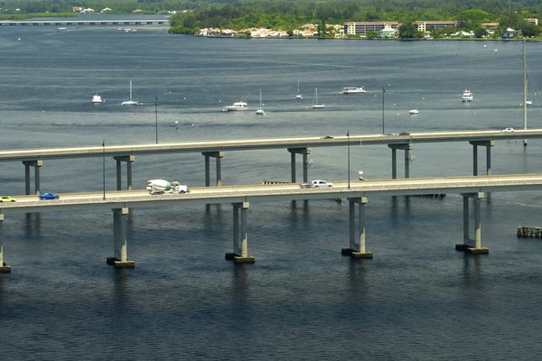 Quels styles de colliers conviennent pour mettre en valeur un pull à col bateau?
