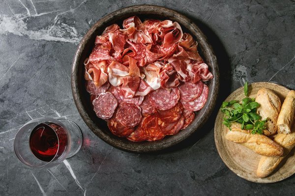 Astuces pour assortir des bijoux en or rose avec des tenues aux tons froids